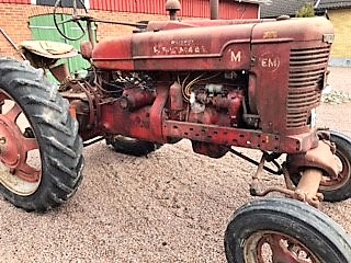 Veterantraktor - Farmall - M. Ca 1950. Fotogen. 6 v. Helt orörd, originalskick. Deltagit i många plö...